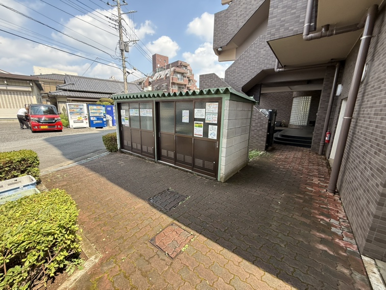 【ゴミ置き場】マンション敷地内にゴミ置き場が設けられているので、遠くまでゴミを捨てに行く必要はありません。小屋タイプのため、カラスや猫による被害を防ぐことができます。