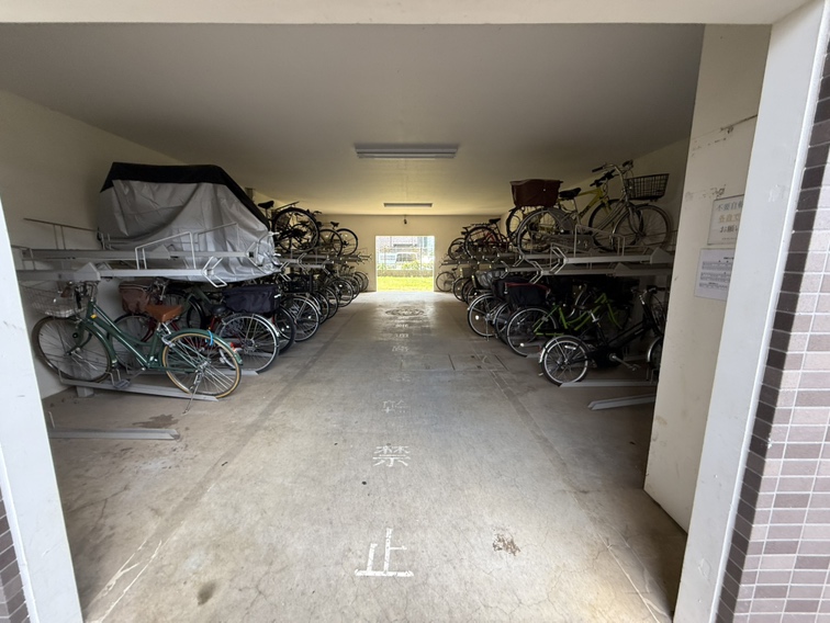 【駐輪場】マンション敷地内に、駐輪場が設置されています。屋根付きのため、雨の日の乗り降りが快適に行えます。利用に伴う詳細は、お気軽にお問い合わせくださいませ。