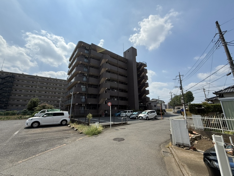 【外観】駅・コンビニ・小学校まで徒歩8分、中学校まで徒歩13分のロケーション。周辺環境もあわせて、ぜひ一度、現地をご見学ください。