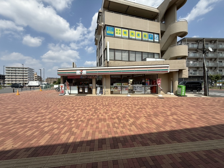【セブンイレブン立川武蔵砂川駅前店】徒歩8分(約800m)。24時間営業。駐車場が設けられているので、ドライブ途中での利用にも便利です。