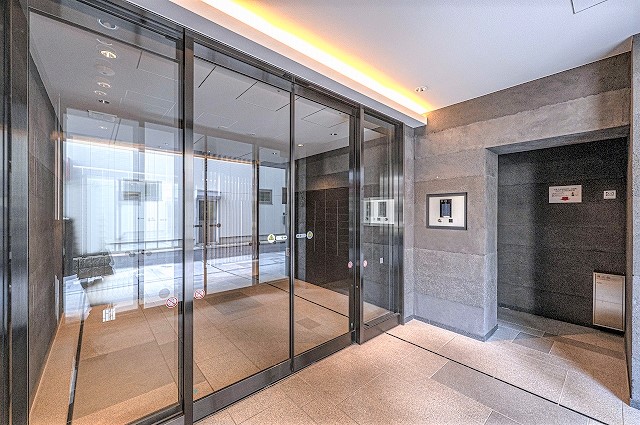 ICチップ内蔵のノンタッチキーにより、キーをかざすとエントランスドアが解錠されます。