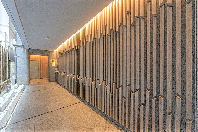 竹の節をイメージした格子壁が印象的な廊下♪