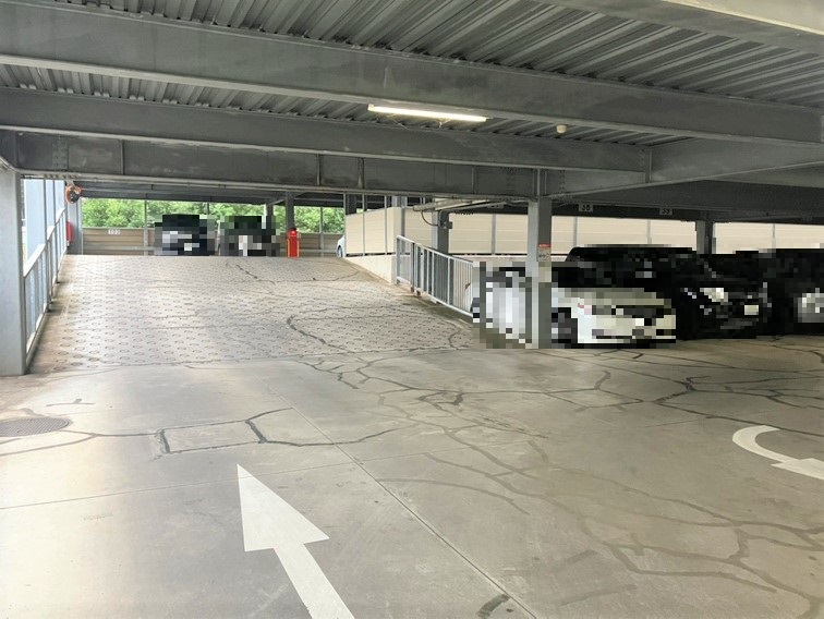 【駐車場】平置の駐車場が設置されています。移動がしやすく、車の出し入れがスムーズに行えそうです。