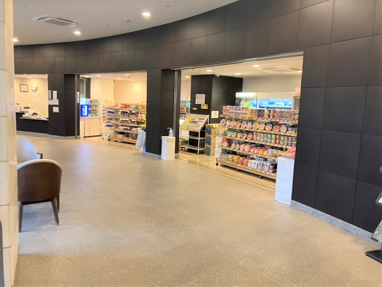【ミニコンビニ】マンション内にミニコンビニがあります。飲み物や日用品など、ちょっとした買い物に便利です。