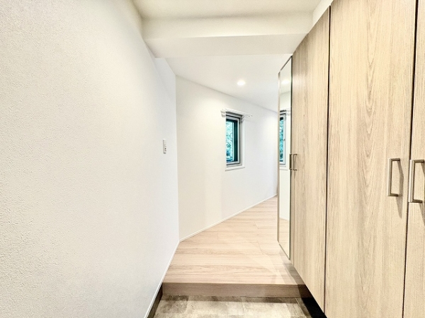 玄関にも窓があり、明るい玄関です