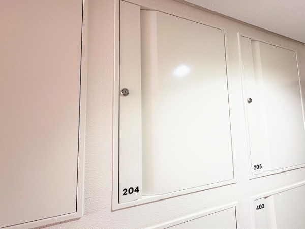マンション内4階には各部屋に割り当てられた収納スペース有