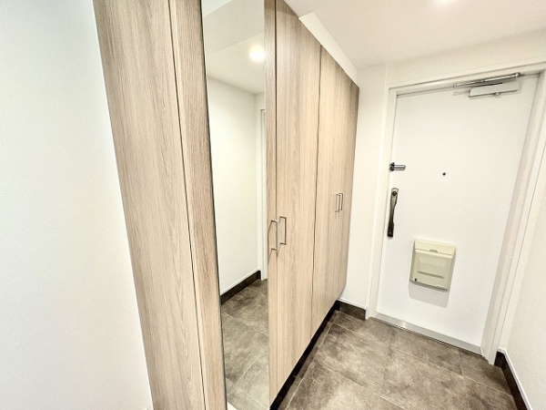 姿見付の大型玄関収納