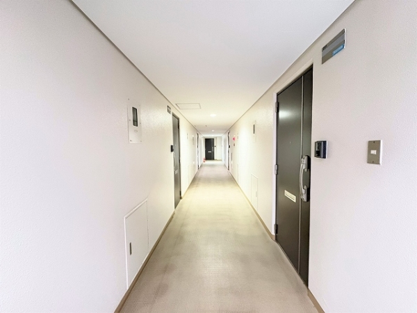 内廊下の為、雨風にさらされることなく部屋へ向かえます