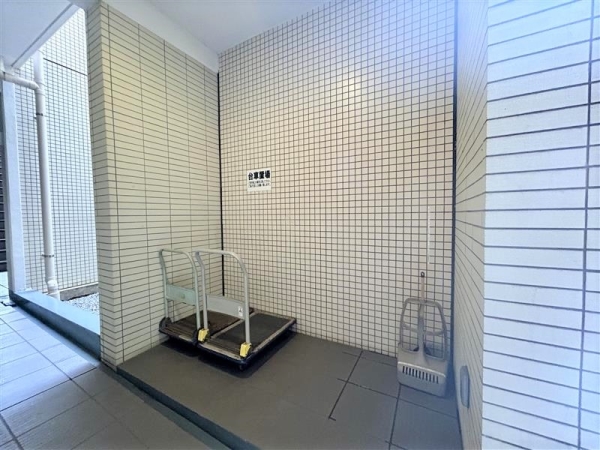 お買い物後便利な台車置場有り