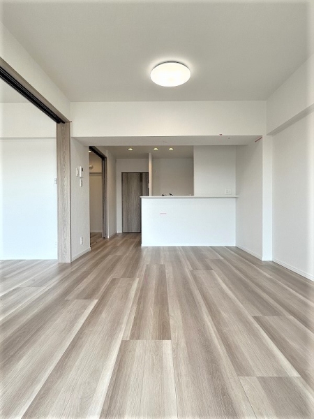 バルコニー側から見たリビングダイニングです