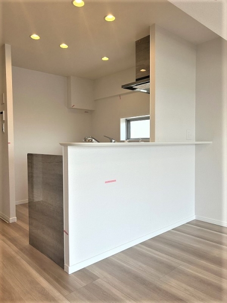 吊戸棚のない開放的なキッチンです。