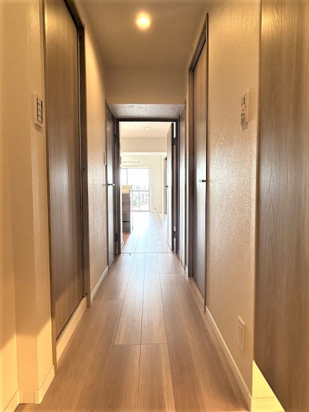 玄関からリビングへ向かう廊下部分です