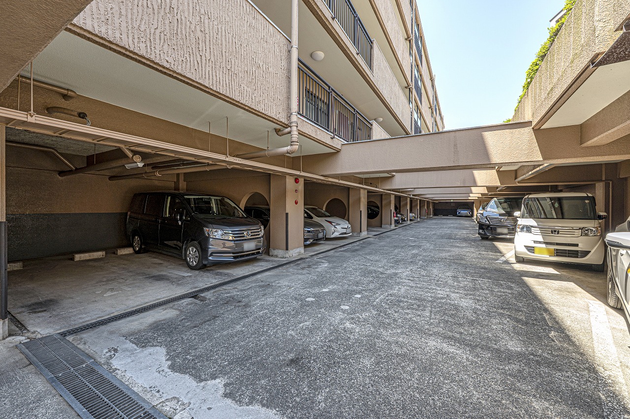 【駐車場】敷地内の駐車場の様子です。駐車可能なお車のサイズや空き状況などは、お気軽にお問い合わせくださいませ。