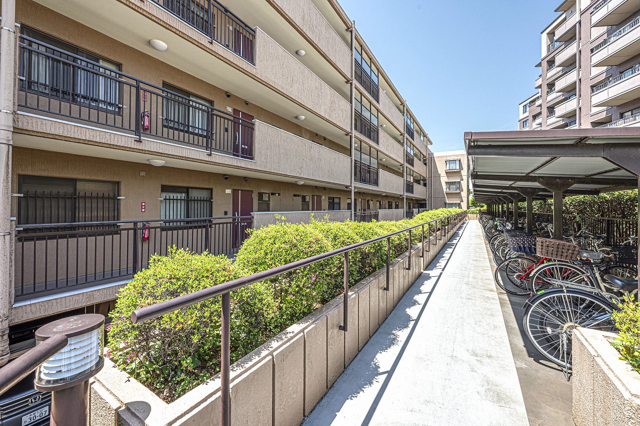 【駐輪場】マンション敷地内には駐輪場が設置されています。屋根があり、大切な自転車が直射日光や雨から守ってくれます。詳細はお問い合わせください。