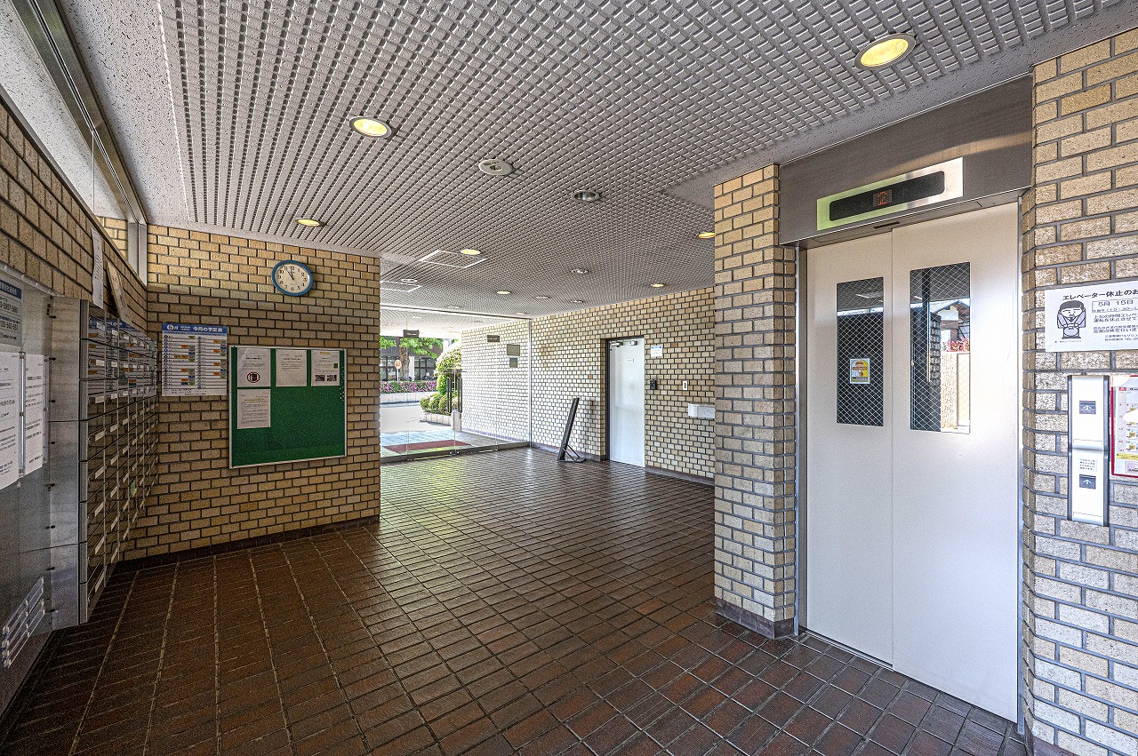 【エントランス】郵便ポストが設置され、雨の日に濡れずに郵便物の確認ができます。各種お知らせを確認できる、掲示板あり。