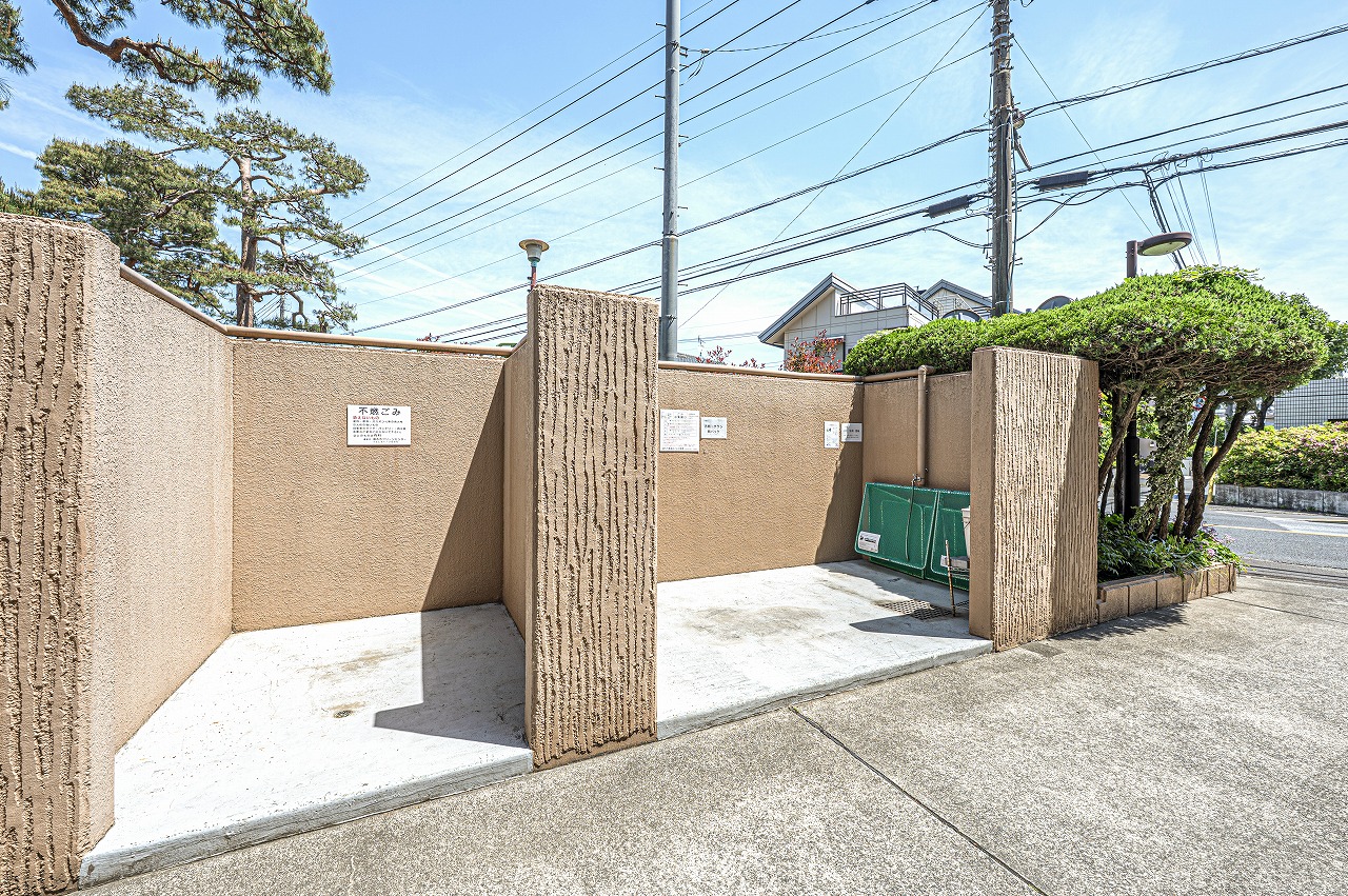 【ゴミ置き場】マンション敷地内のゴミ置き場は、掃除が行き届いています。遠くにゴミを捨てに行くことがなく便利です。
