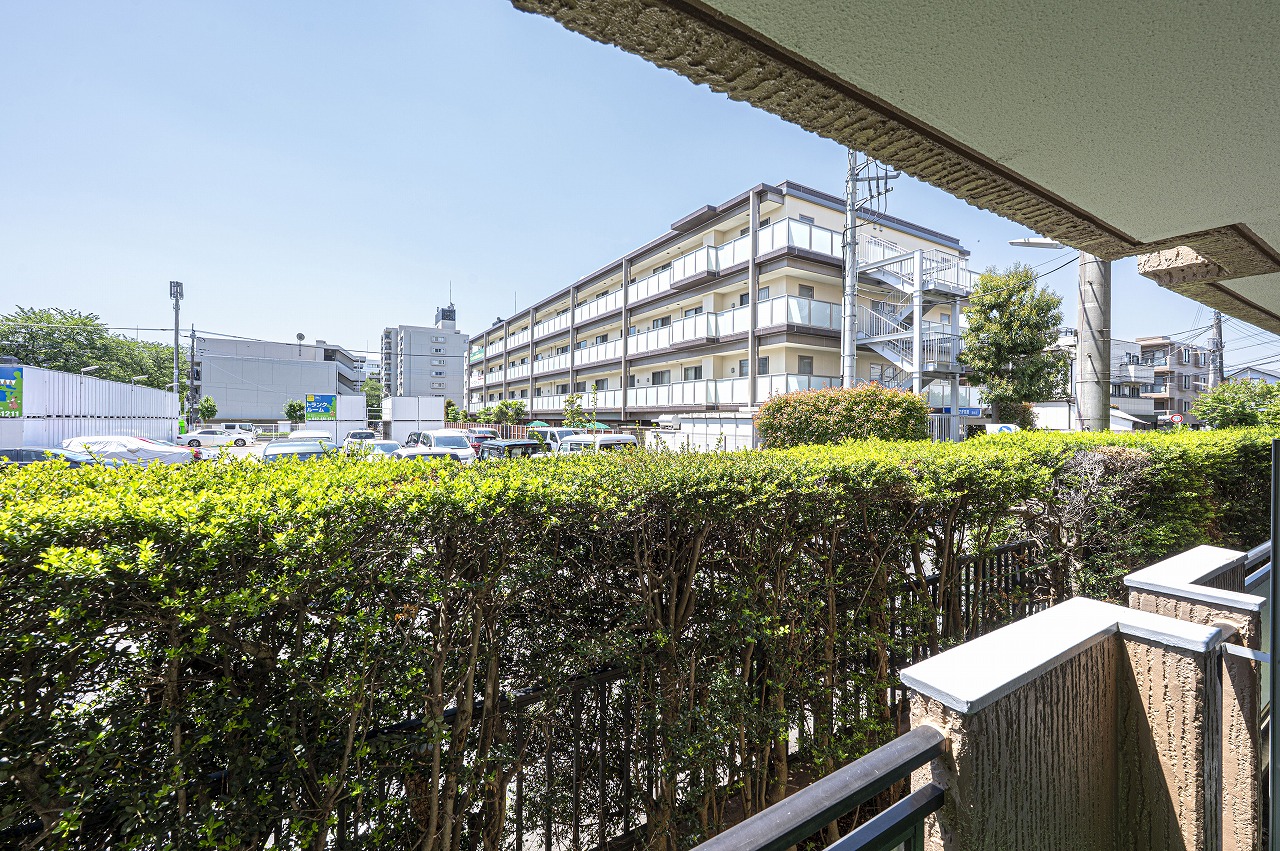 【住戸からの眺望】周囲にスーパーやコンビニなどの買い物施設や病院、小学校などが点在しています。子育て世帯にもおすすめの住環境です。※眺望は将来に渡って保証するものではありません。