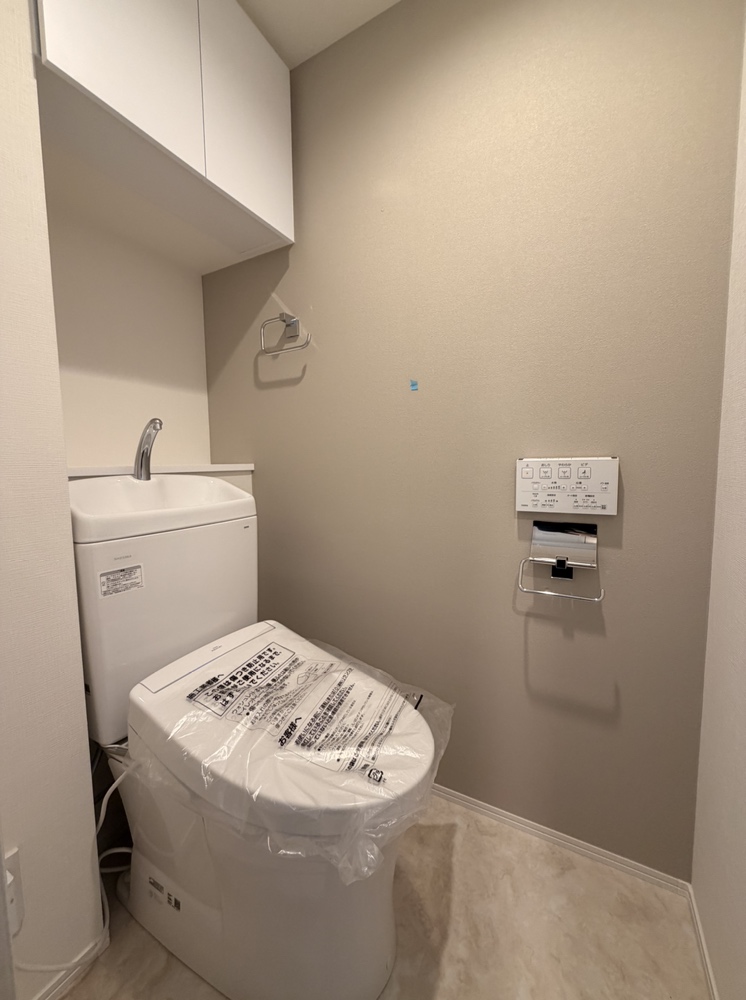 【トイレ】温水洗浄便座付きのトイレです。寒い時期でも温かな便座で快適に使うことができます。リモコンが壁に設置され、操作しやすい仕様です。