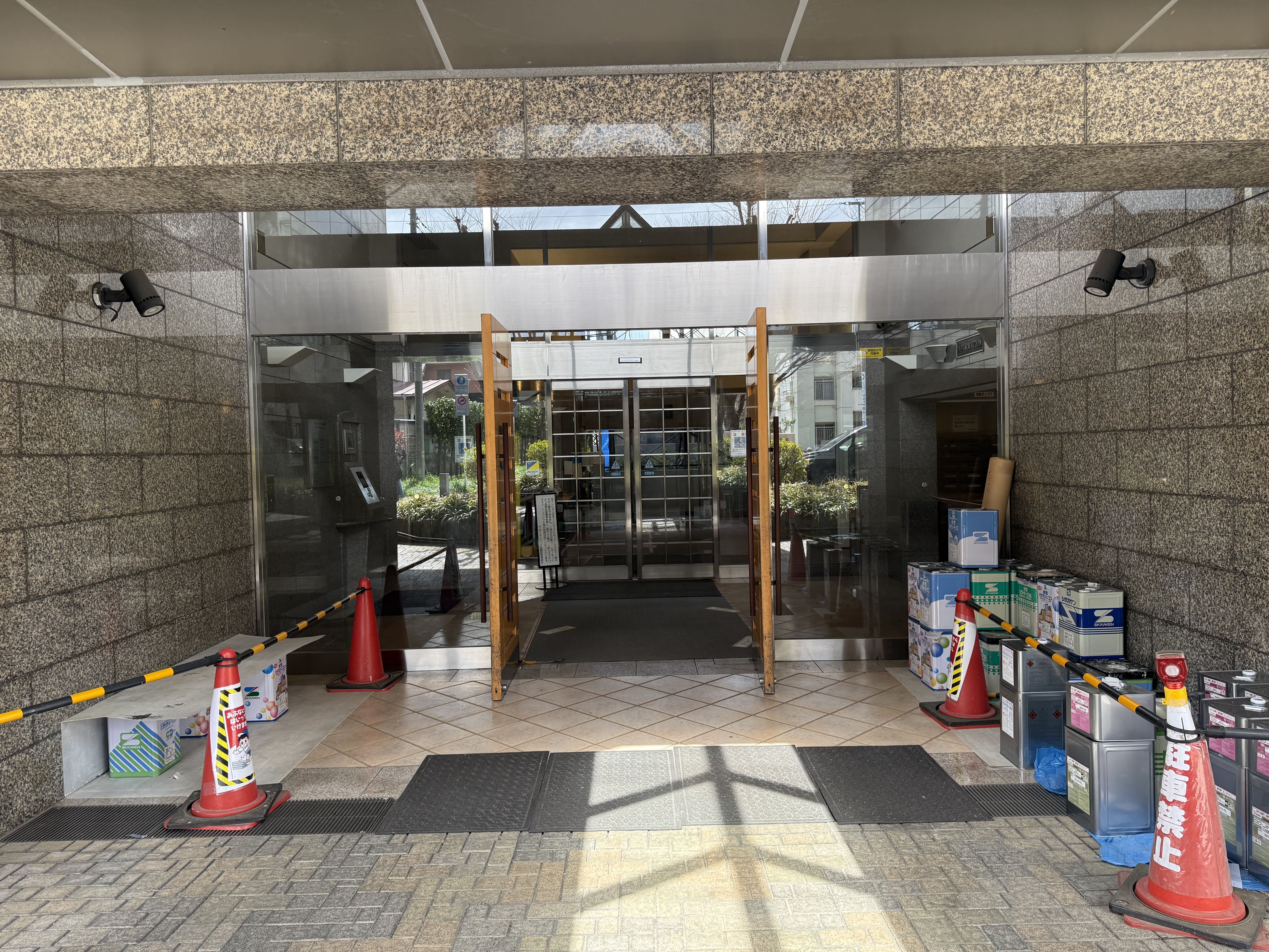 【エントランス】マンション入口付近には屋根が備わり、傘をさして帰ってきた際には、慌てずに傘を閉じることができます。