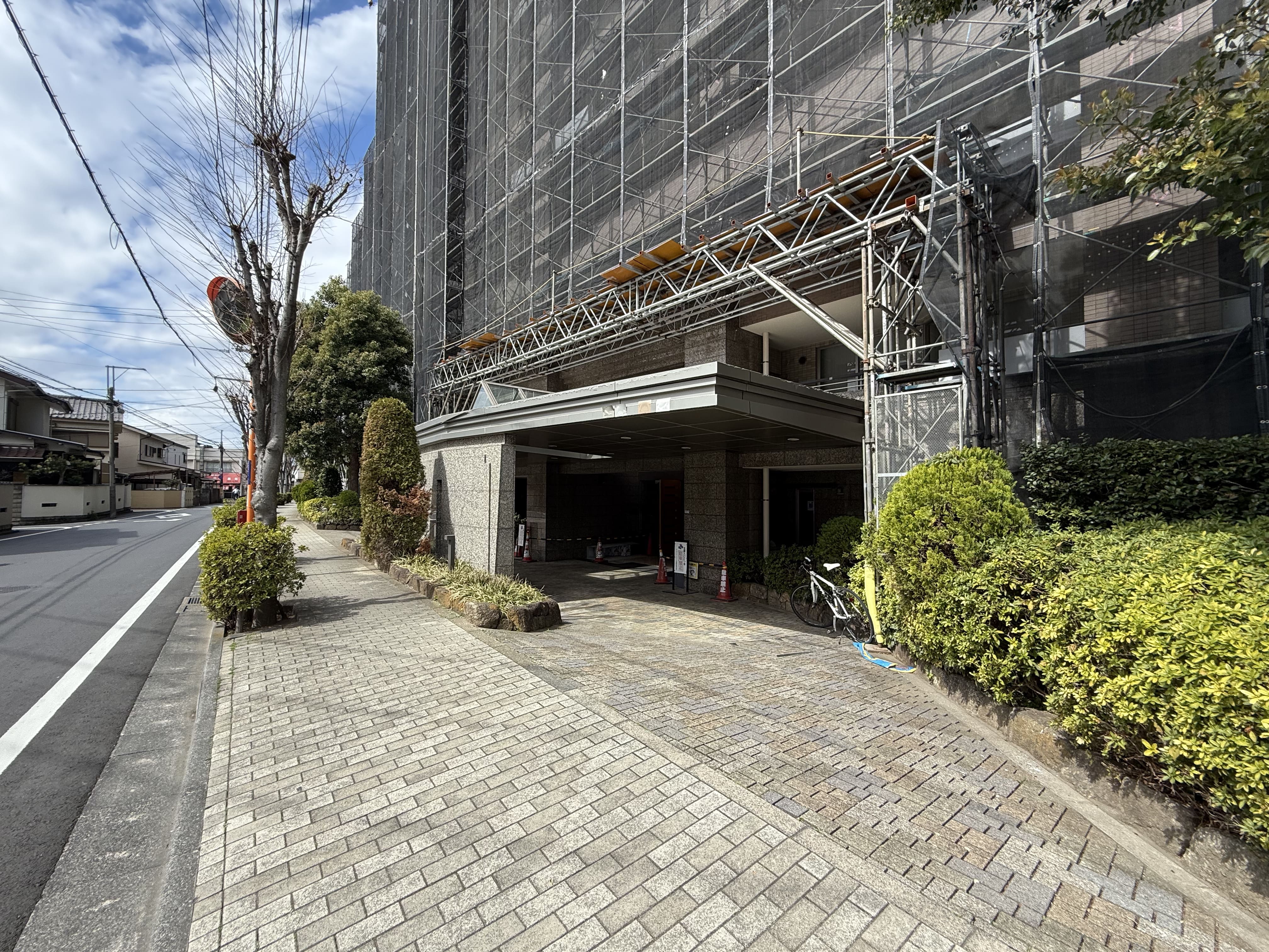 【現地外観写真】スーパーまで徒歩8分、コンビニまで徒歩5分。日頃のお買い物に利用しやすい施設が揃っています。