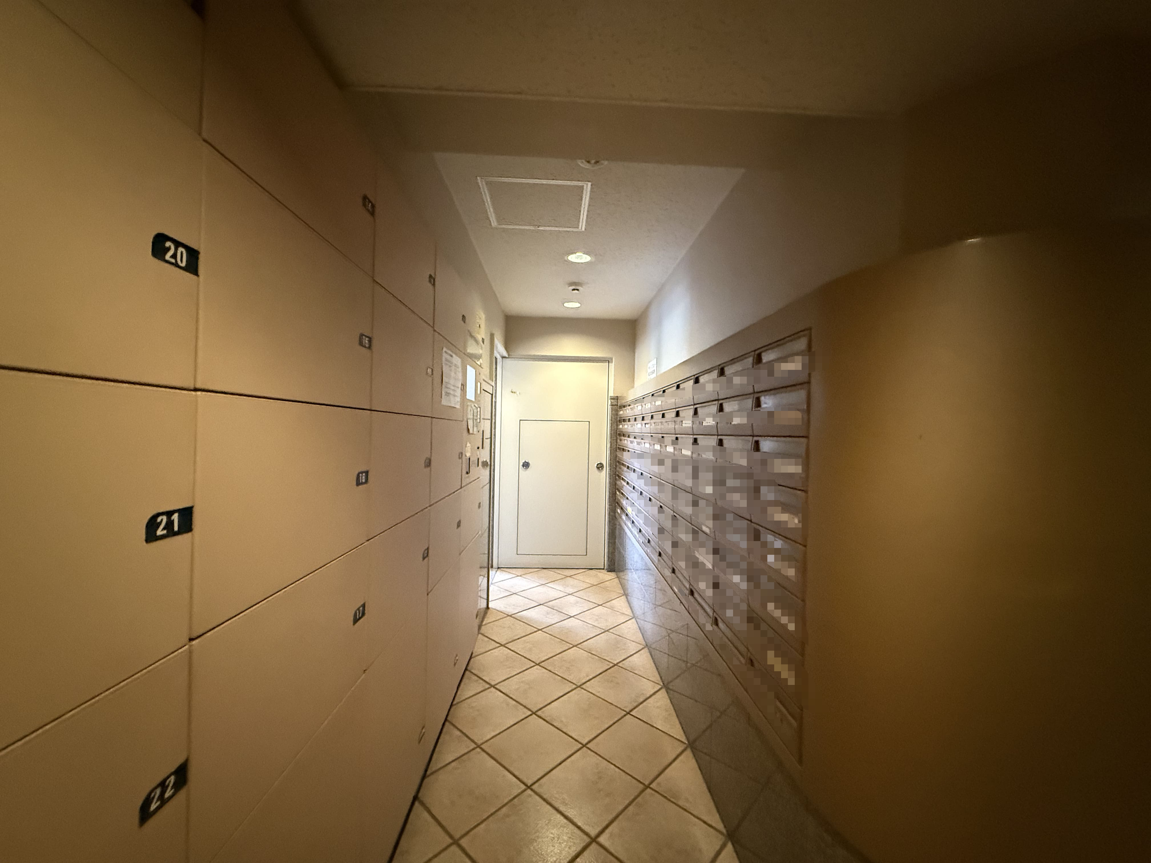 【共用部】集合ポストと宅配ボックスが備わっています。それぞれ同じエリアに設置されており、郵便物・荷物チェックがスムーズにできます。