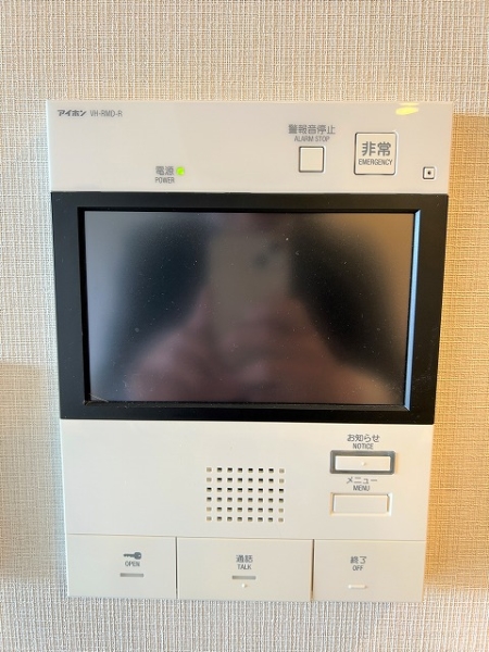 モニター付きインターホンで来訪者の姿を見ながら応対できます。