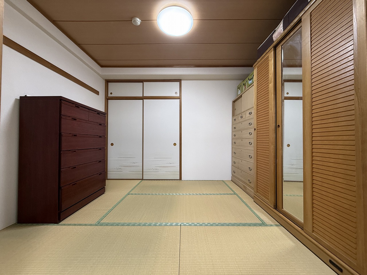 【和室】寝室や子供部屋としてなど、多目的に活用可能。天袋付きの押入が設けられており、寝具や座布団などをすっきりと収納できます。