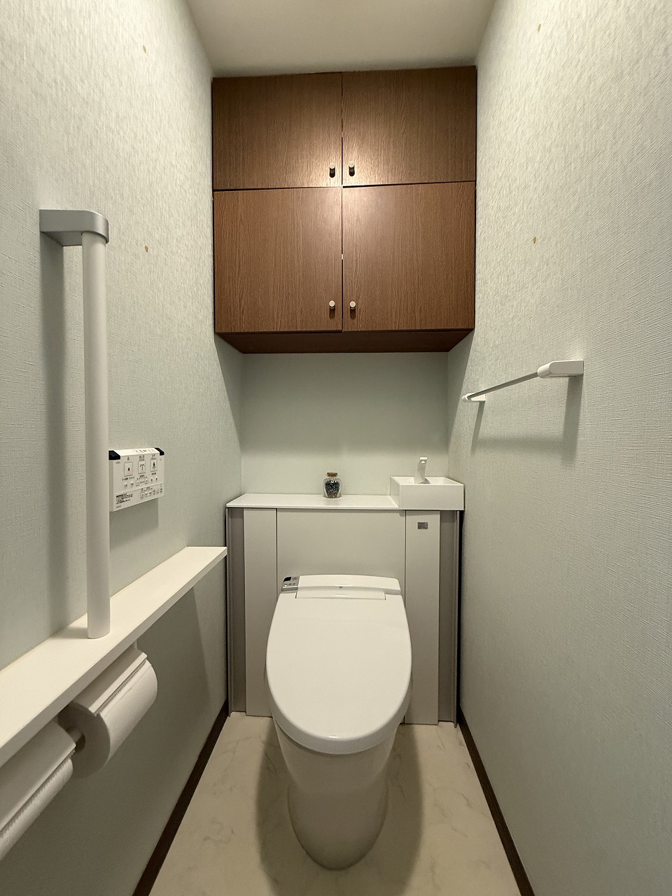 【トイレ】温水洗浄便座付きのため、1年を通して快適に利用できます。手洗い器が設けられており、すぐに手を洗えて衛生的。予備のトイレットペーパーなどを収納可能な戸棚あり。