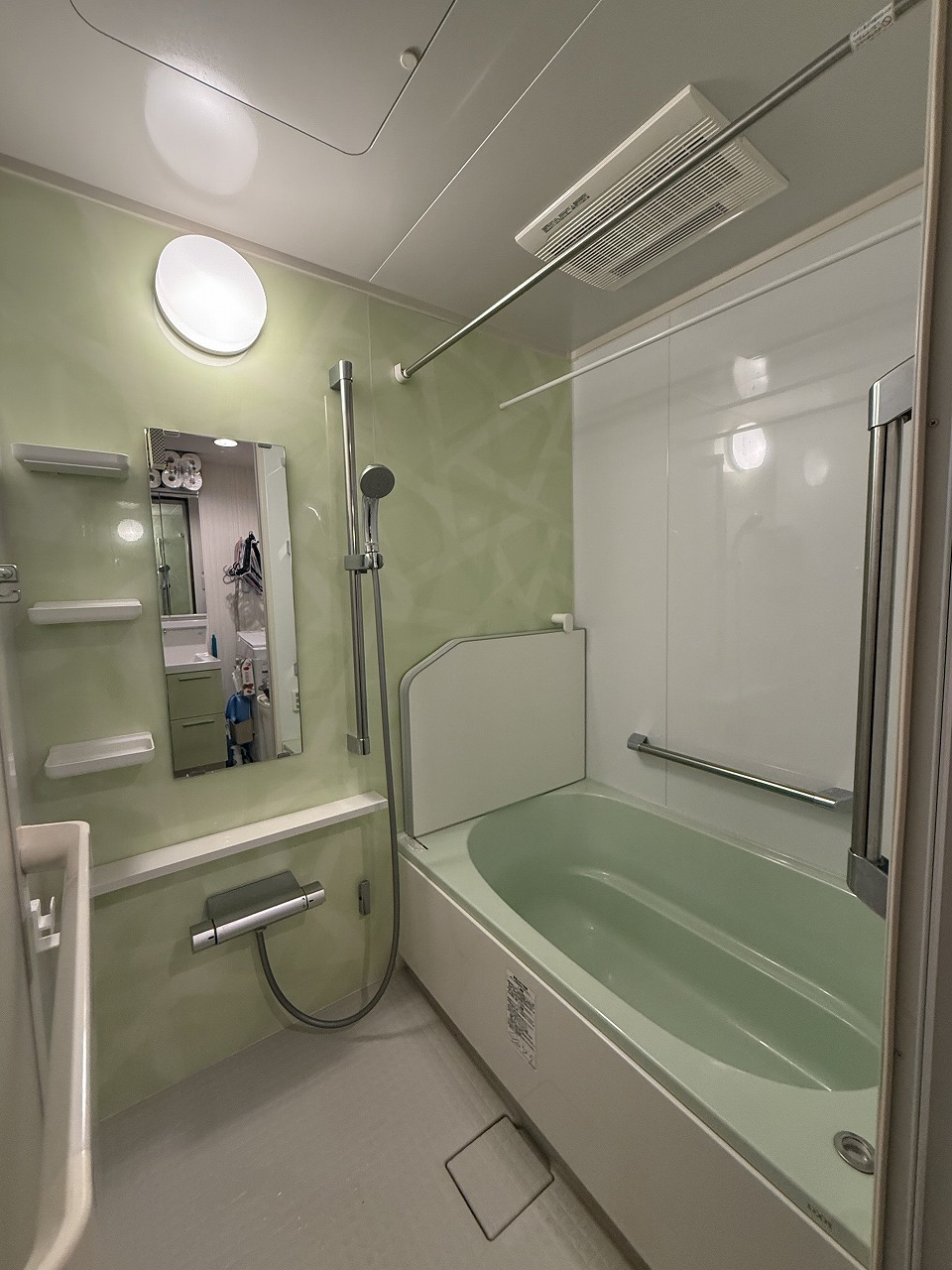 【浴室】爽やかな色合いのアクセントパネルが採用され、清潔感のある浴室。浴室乾燥機付きで、天候や季節に左右されず、お好きな時間帯に洗濯物を乾かすことができます。オートバス・追い焚き機能付き。