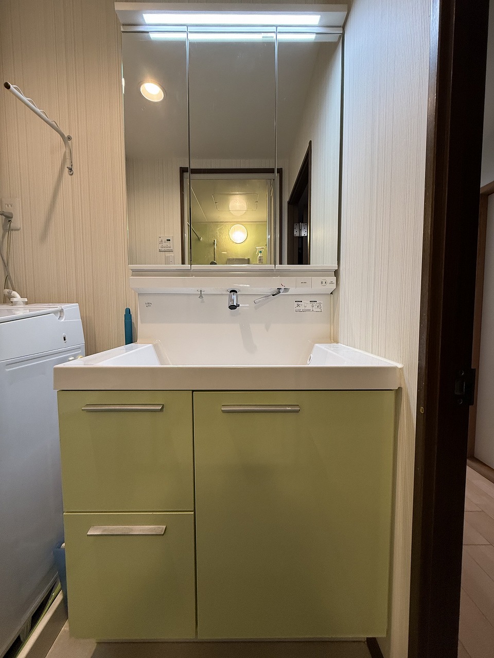 【洗面化粧台】ヘアセットやメイクの際に利用しやすい、三面鏡付きです。鏡裏や洗面ボウル下に収納があり、衛生用品などを仕舞えます。