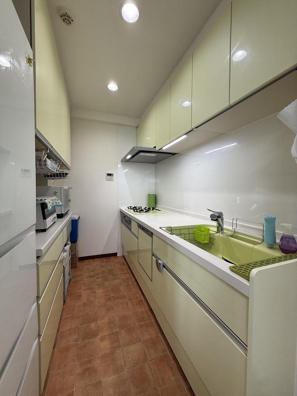 【キッチン】調理に集中しやすい独立タイプ。食器洗乾燥機・グリル付き3口ガスコンロ・浄水器が搭載された、機能的な設備仕様です。上下のキッチン収納に加え、背面にも収納スペースが設けられています。