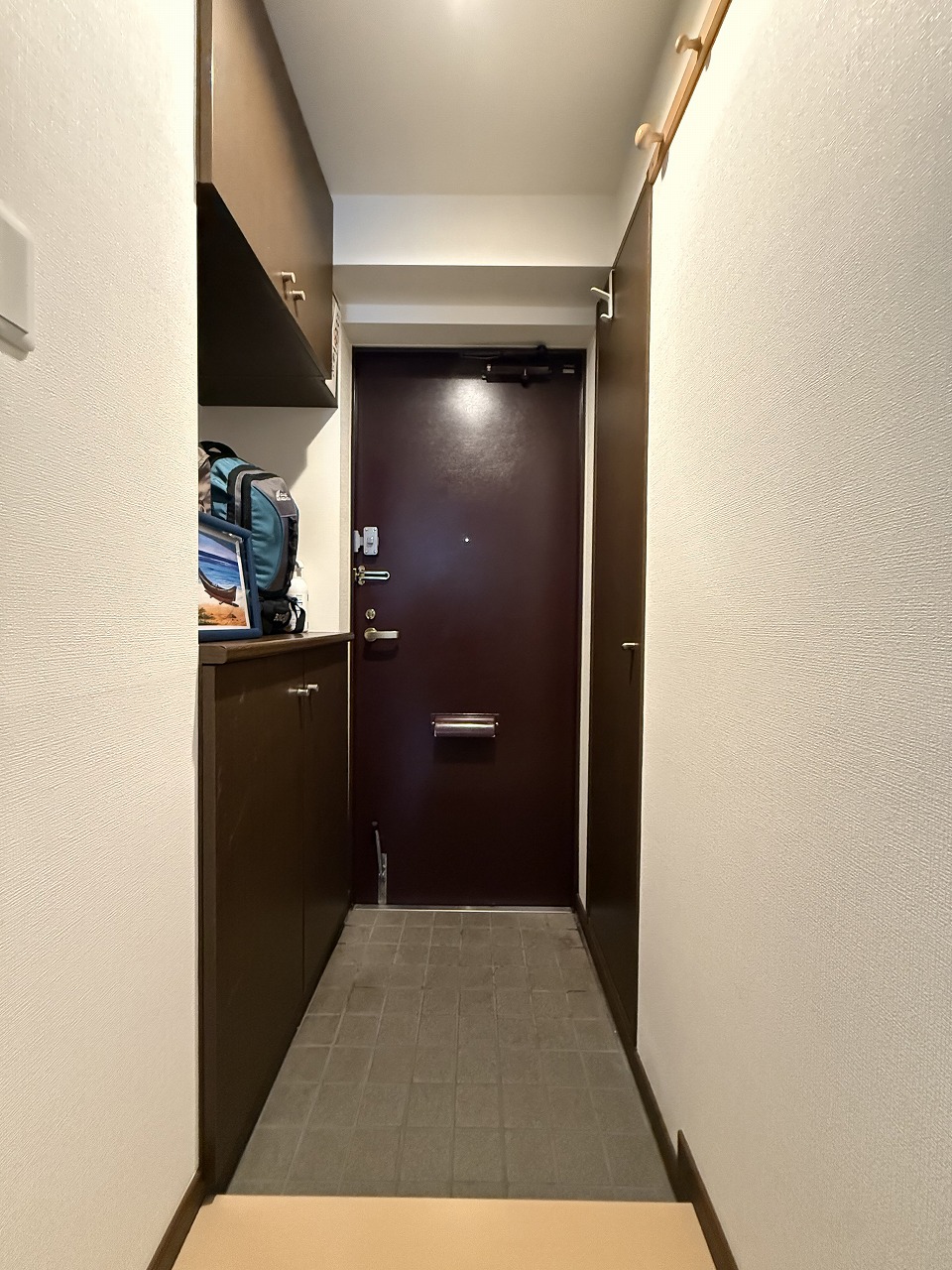 【玄関】シューズボックスが設けられており、玄関をすっきりと保てます。天板上部には、写真や季節のお花などを飾ってディスプレイを楽しめます。