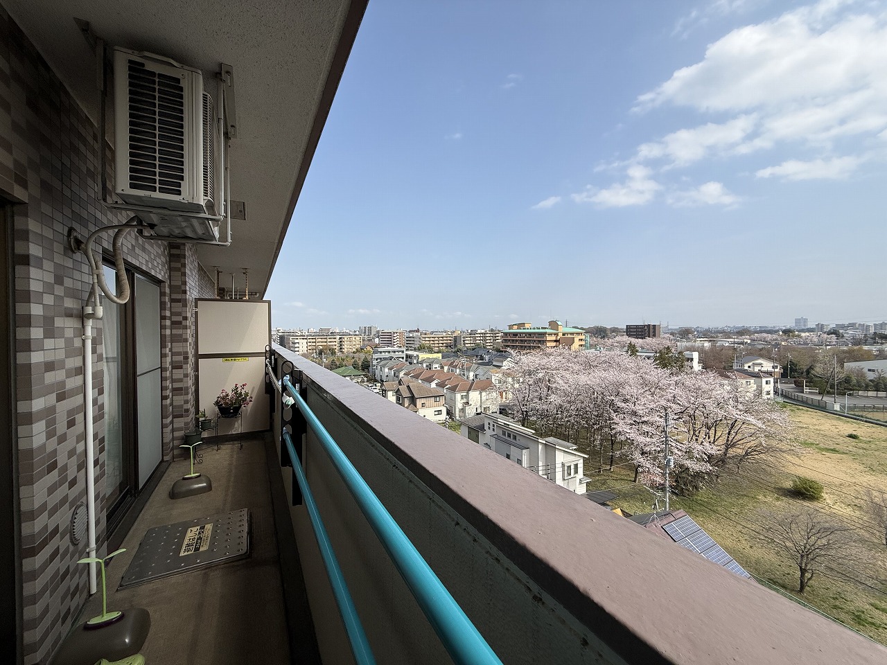 【バルコニー】地上7階部分に位置しており、国営昭和記念公園の花火大会を鑑賞できるロケーションです(天候による)。晴天時には、気持ちの良い青空を望めます。※眺望は将来に渡って保証するものではありません。