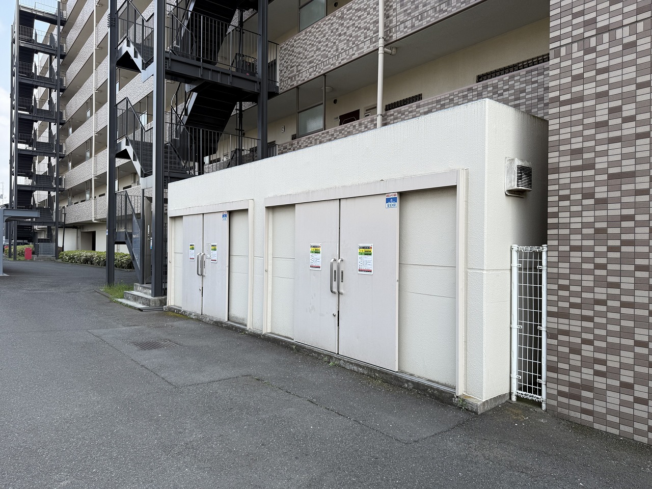 【ゴミ置場】敷地内にゴミ置場が設置されており、日々のゴミ出しをスムーズに行えます。扉付きのため、風や鳥などにゴミが荒らされにくく、衛生的です。