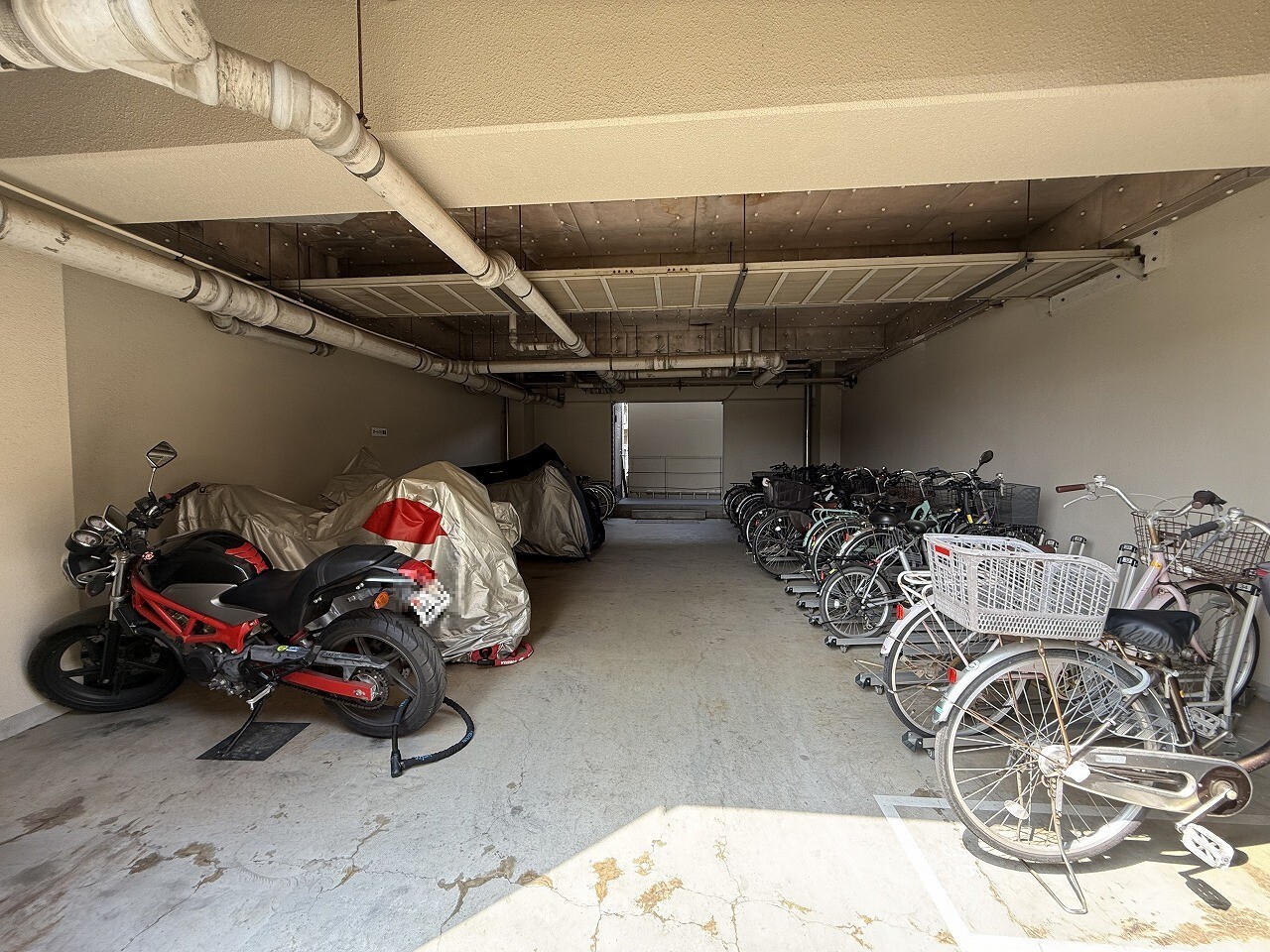 【バイク置場・駐輪場】屋根付きのバイク置場・駐輪場が設けられています。雨天時にもスムーズに乗り降り可能です。詳細は、お問合せください。