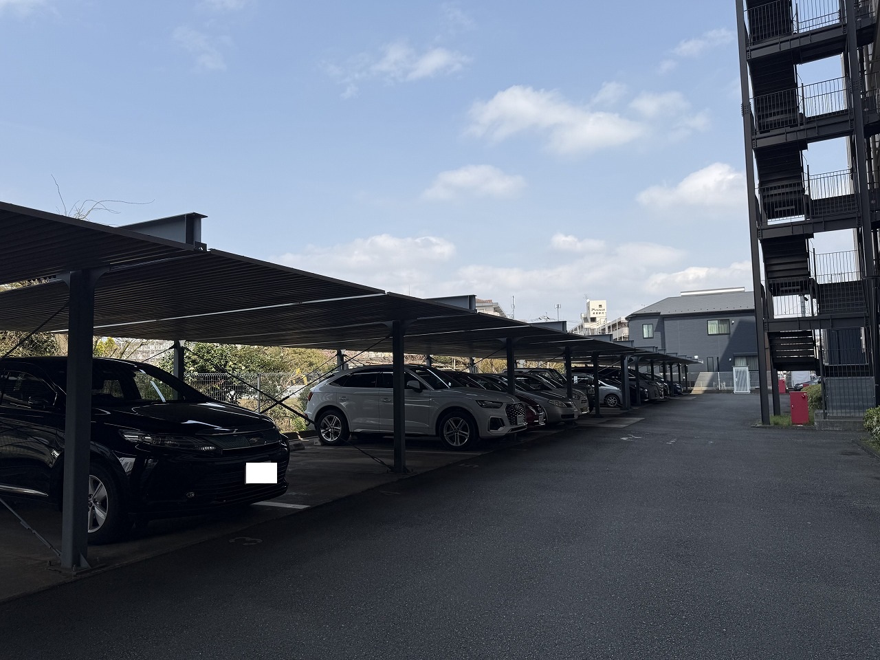 【駐車場】敷地内に、屋根付きの駐車場が設けられています。大切なお車が、雨風から守られやすいです。空き状況や料金など、詳細はお問合せください。