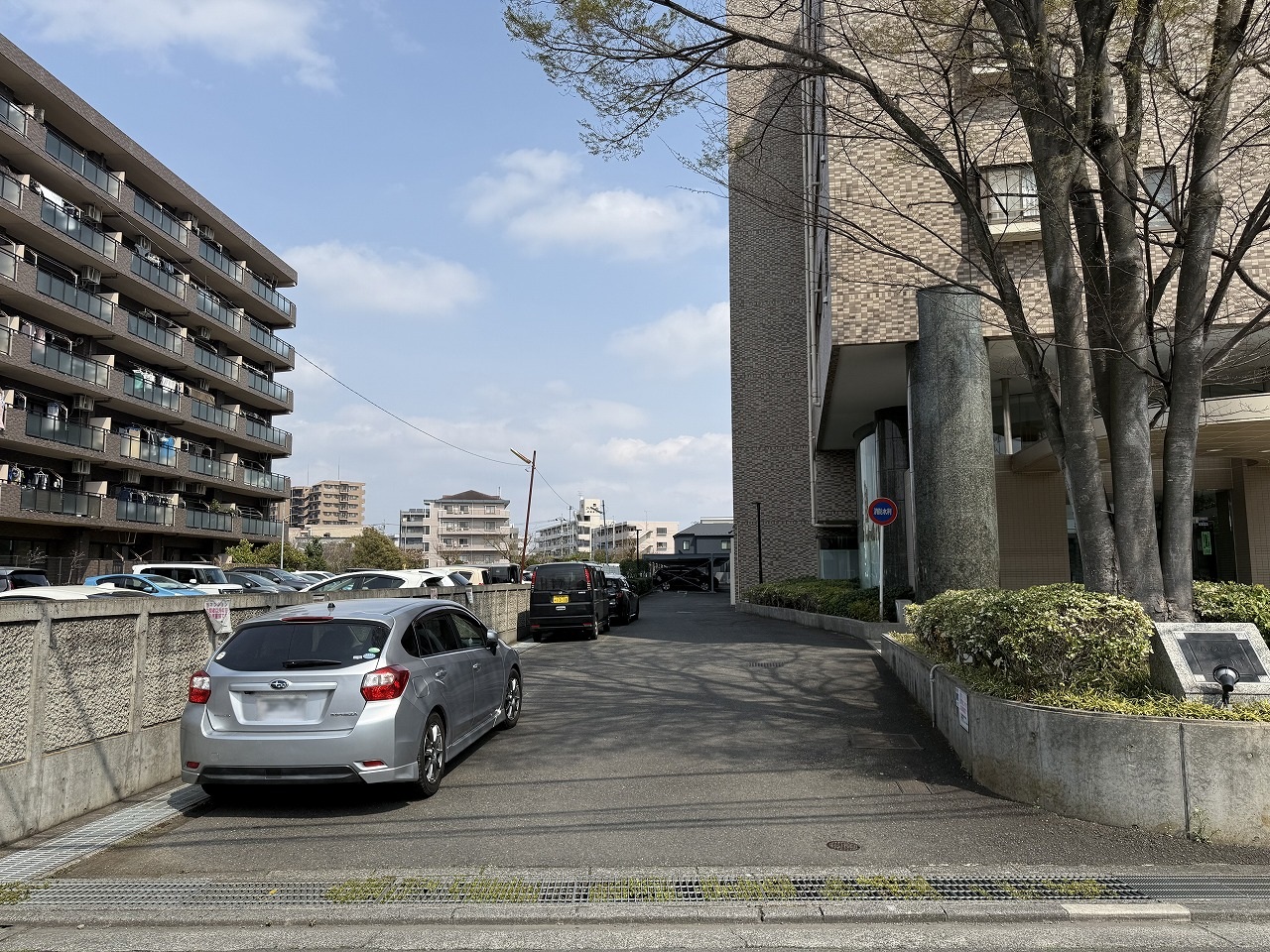 【現地外観写真】敷地内には、随所に植栽が施されています。緑があることで、忙しい日々のなかでも、ゆとりを感じられそうです。