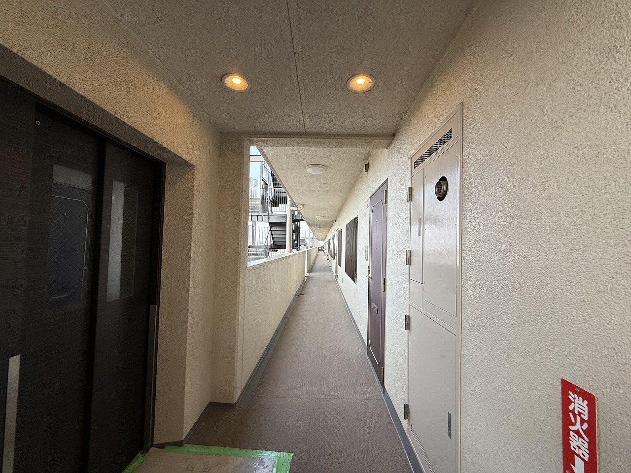 【共用廊下】エレベーターを利用可能で、重い荷物を持ってお出かけの際にも便利です。ベビーカーで移動の際や、買い出しの帰りなどにも重宝します。