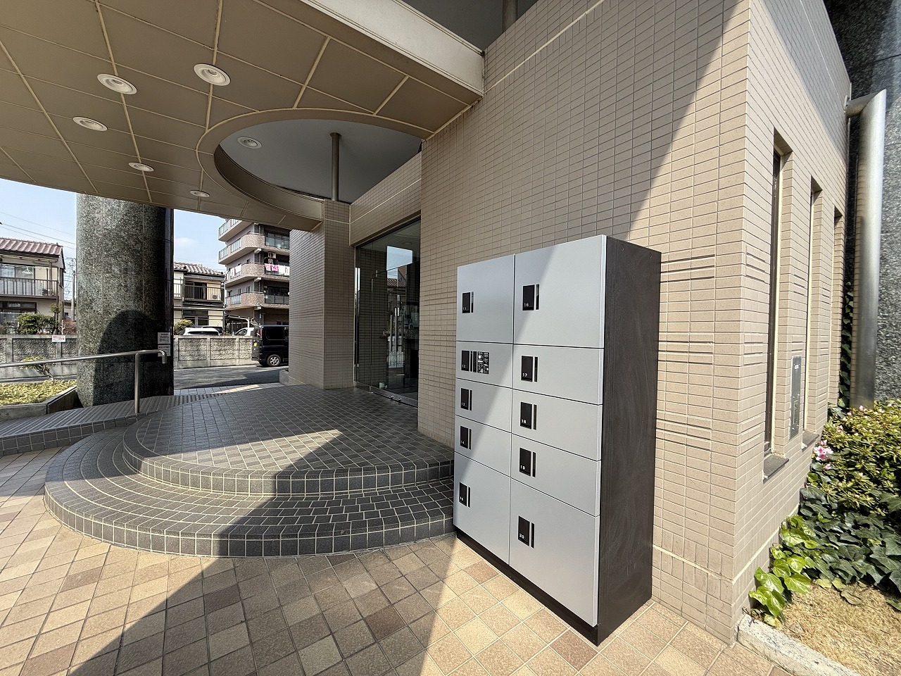 【宅配ボックス】宅配ボックスが設置されており、外出中でも荷物の受け取りが可能です。再配達を気にせず、気軽にお買い物を楽しめます。