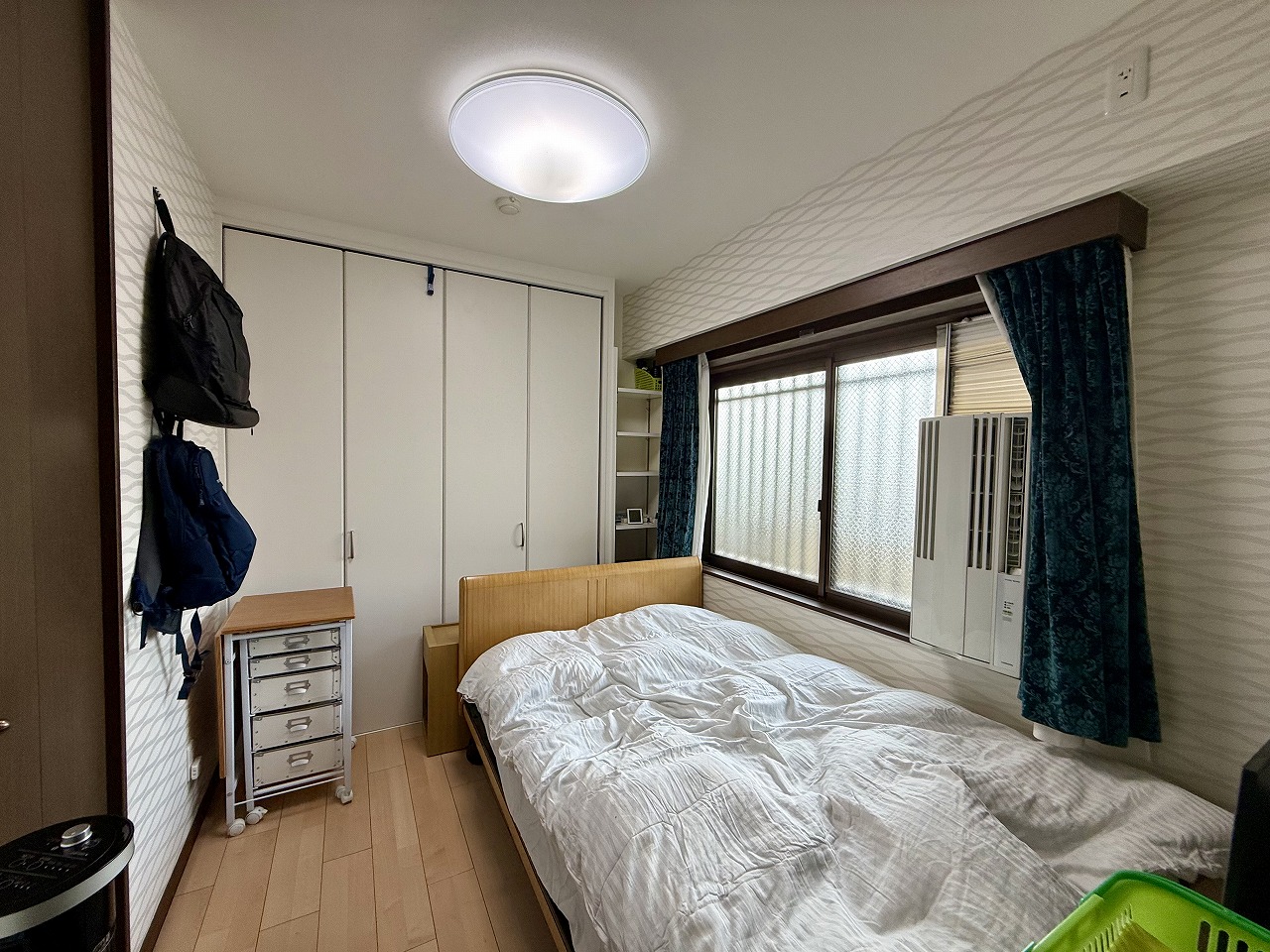 【洋室】お好きなテイストのインテリアと調和する、シンプルな内装デザイン。端まで物を出し入れしやすい、折れ戸仕様のクローゼット付きです。