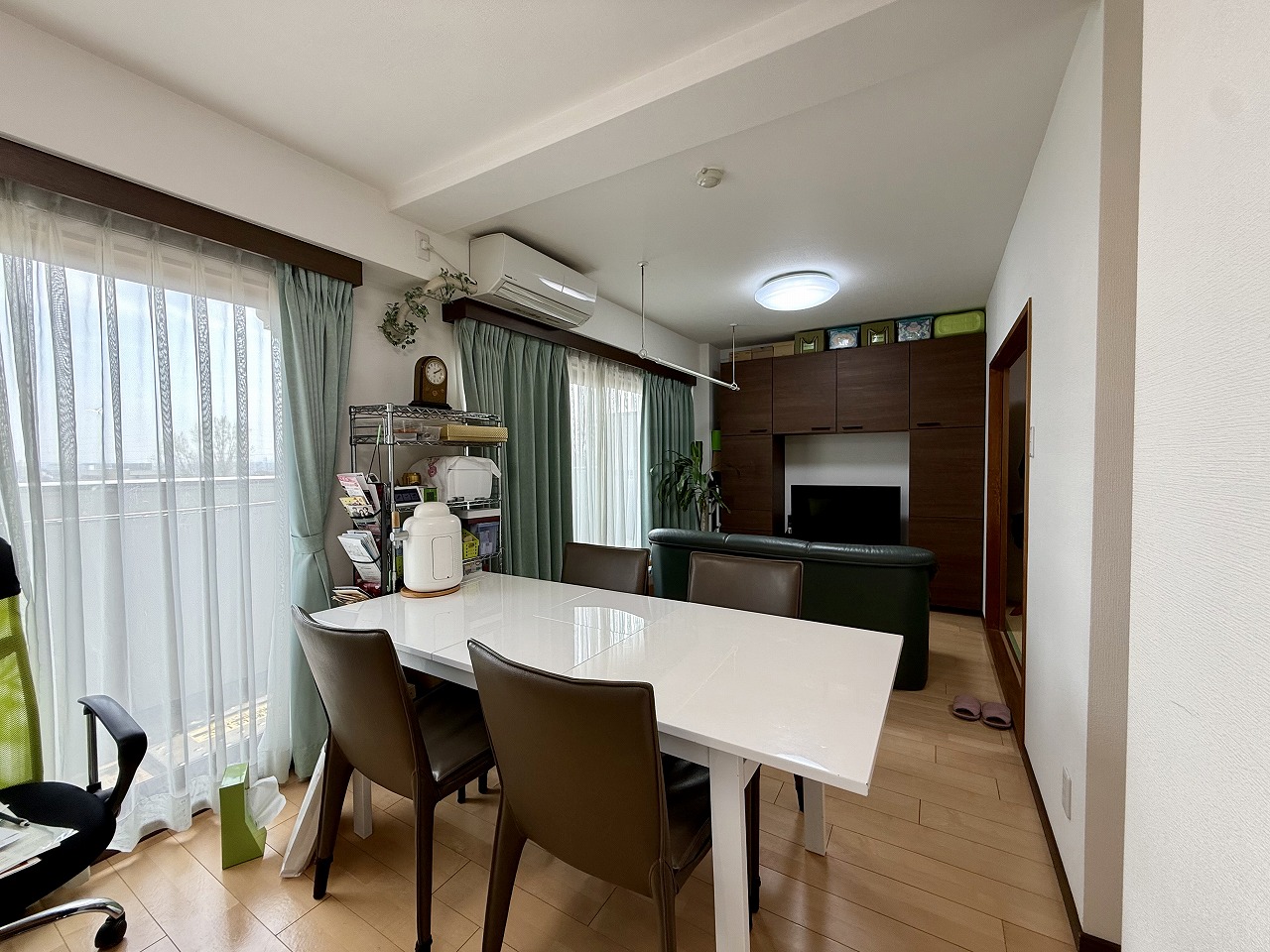 【リビング】南面バルコニーに面しており、陽当たり良好。ソファやダイニングセットなどの家具を配置しやすい、奥行きのあるお部屋です。