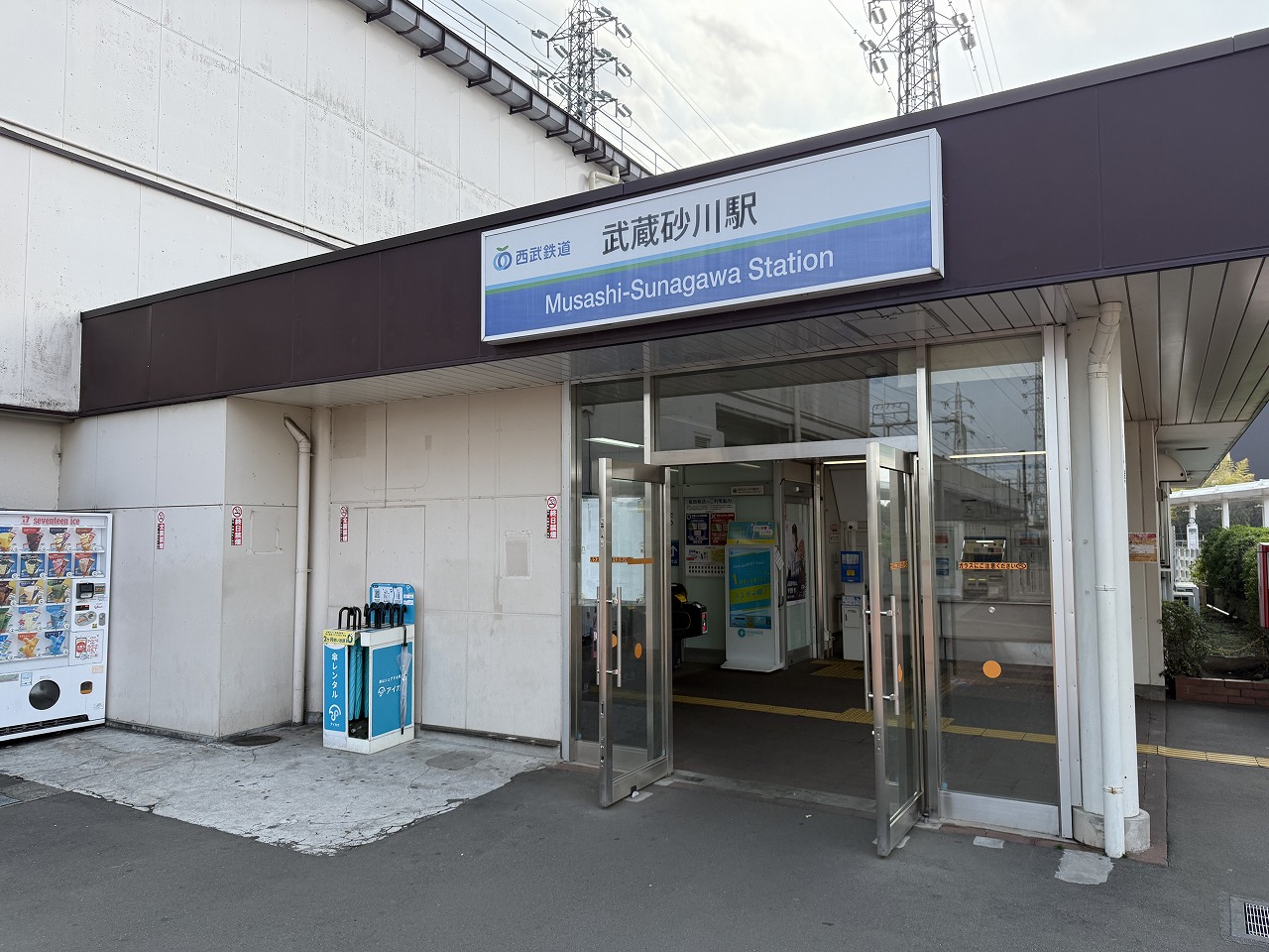 【西武拝島線「武蔵砂川」駅 】徒歩8分。急行・準急行列車停車駅。萩山・小平・西武新宿方面、拝島方面へアクセス可能。エレベーターが設置されているため、ベビーカーなどでも利用しやすいです。