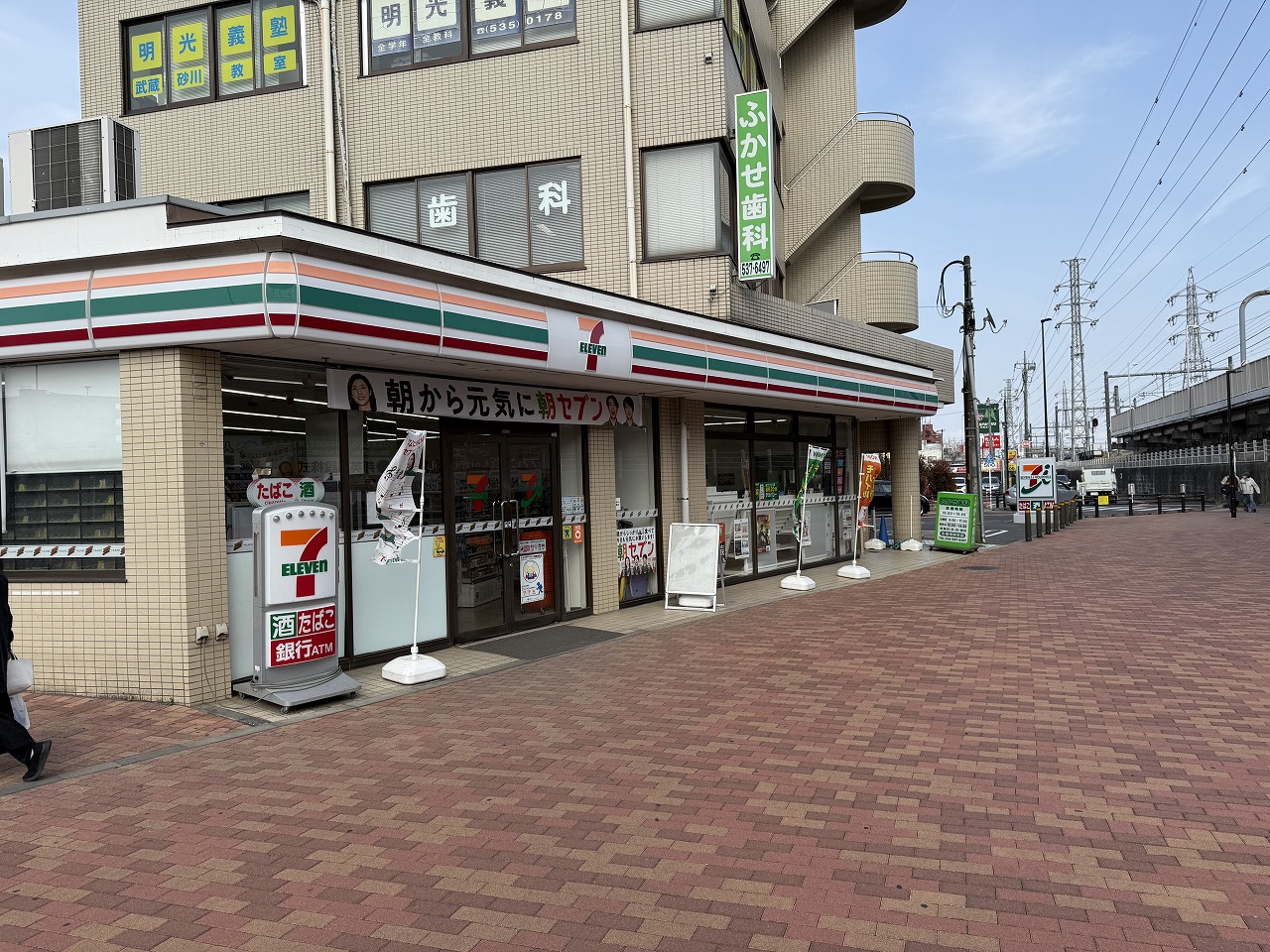 【セブンイレブン立川武蔵砂川駅前店】徒歩9分。酒類・たばこ・揚げ物惣菜などの取り扱いがあります。ATMやマルチコピー機などのサービスを利用可能。24時間営業。
