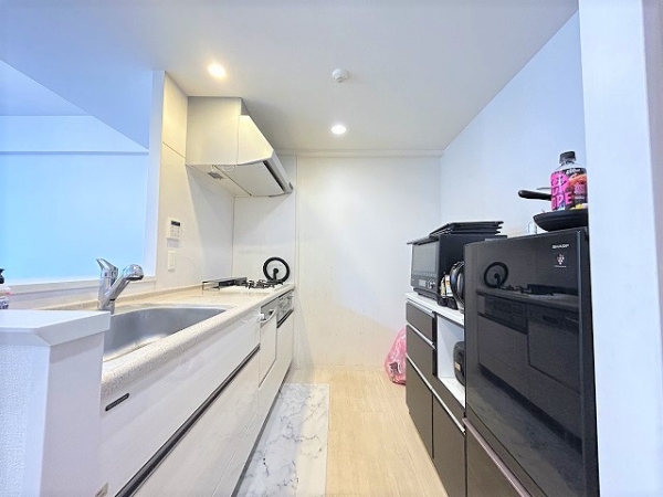 食器棚や冷蔵庫を置いてもゆとりのあるキッチンまわり