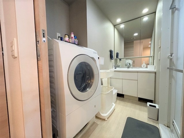 リネン収納庫付きの洗面室