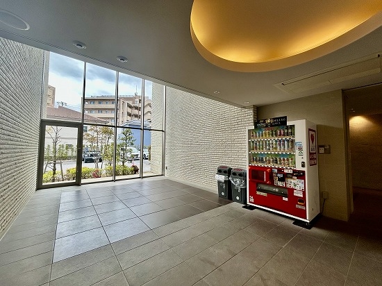 １階ラウンジにはベンダーコーナー（自販機）があります