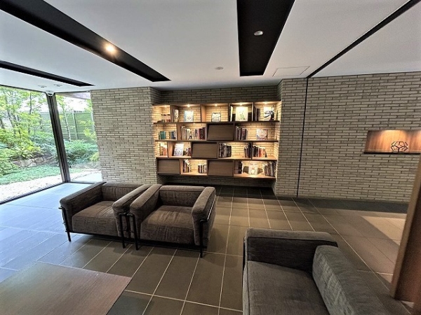 清潔感のあるラウンジ