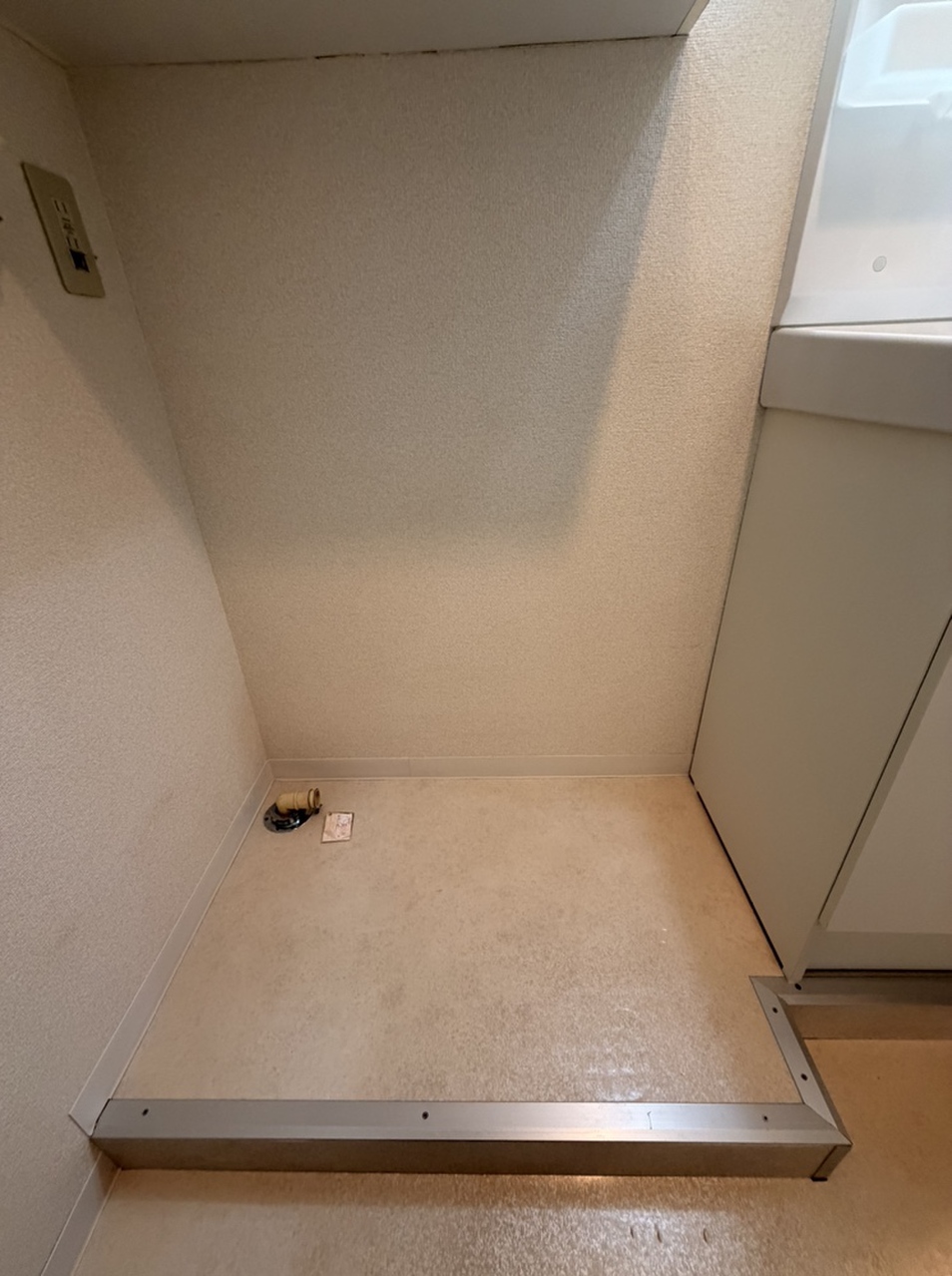 【洗濯機置き場】洗面化粧台横には、洗濯機用防水パンが設置されています。設置可能な洗濯機のサイズなどは現地でお確かめください。