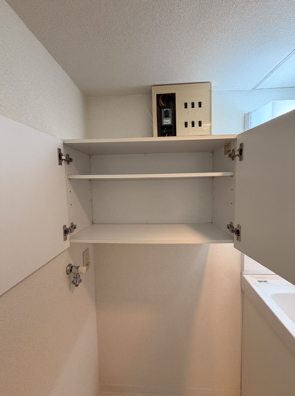 【収納】洗濯機置き場の上部には、扉付きの収納が設置されています。洗濯グッズやタオルなどの保管に便利です。