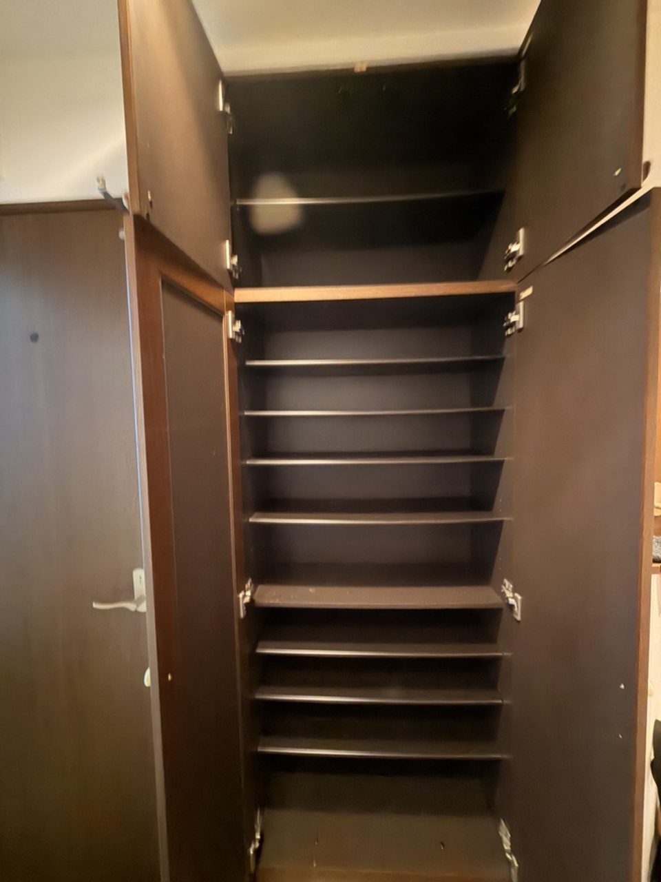 【廊下収納】玄関廊下に設置されている収納です。靴やシューケア用品などをたっぷり仕舞うことができ、散らかりがちな玄関まわりをすっきりと片付けることができます。